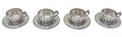 CONJUNTO DE CUATRO TAZAS CON PLATO EN PLATA
