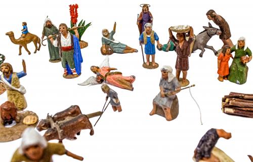 CONJUNTO DE 24 FIGURITAS DE PESEBRE DE LA 1ª MITAD DE S. XX