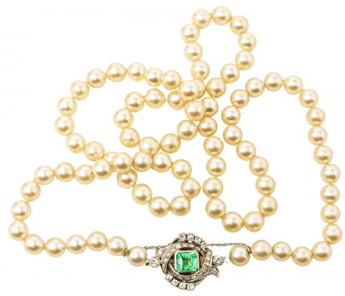 COLLAR LARGO DE PERLAS CON ESMERALDA AÑOS 40-50