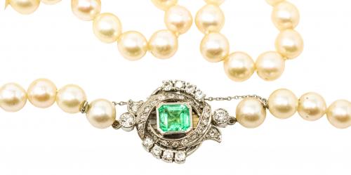 COLLAR LARGO DE PERLAS CON ESMERALDA AÑOS 40-50