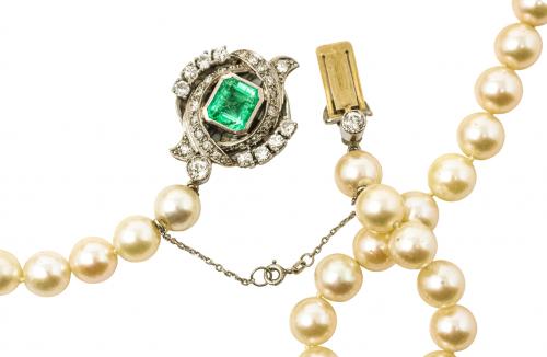 COLLAR LARGO DE PERLAS CON ESMERALDA AÑOS 40-50