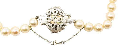 COLLAR LARGO DE PERLAS CON ESMERALDA AÑOS 40-50