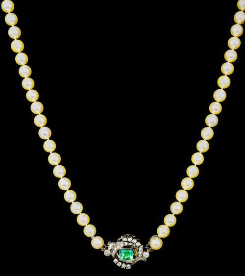COLLAR LARGO DE PERLAS CON ESMERALDA AÑOS 40-50
