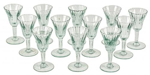 CONJUNTO DE 12 COPAS DE LICOR DE MEDIADOS DEL S.XX
