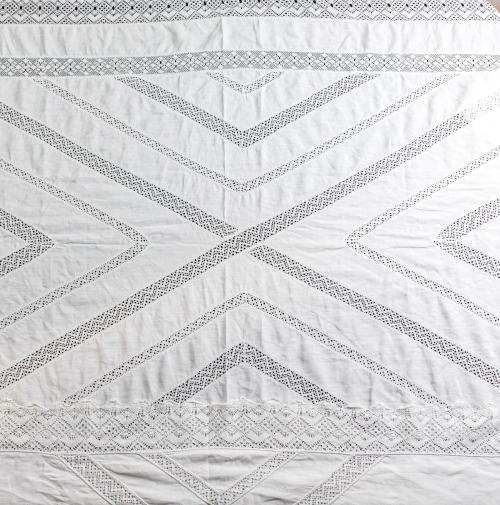 MANTEL EN HILO DE MEDIADOS DEL S.XX