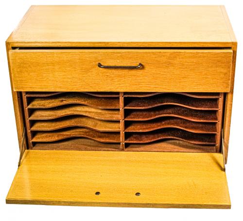 PEQUEÑO MUEBLE AUXILIAR DE LOS AÑOS 60