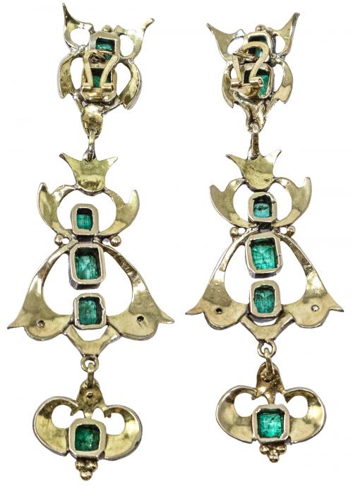 PENDIENTES DE ESTILO ANTIGUO CON ESMERALDAS