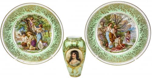 PAREJA DE PLATOS Y JARRÓN EN PORCELANA 