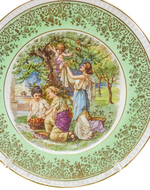 PAREJA DE PLATOS Y JARRÓN EN PORCELANA 