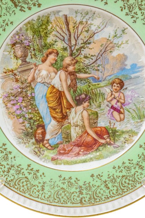 PAREJA DE PLATOS Y JARRÓN EN PORCELANA 