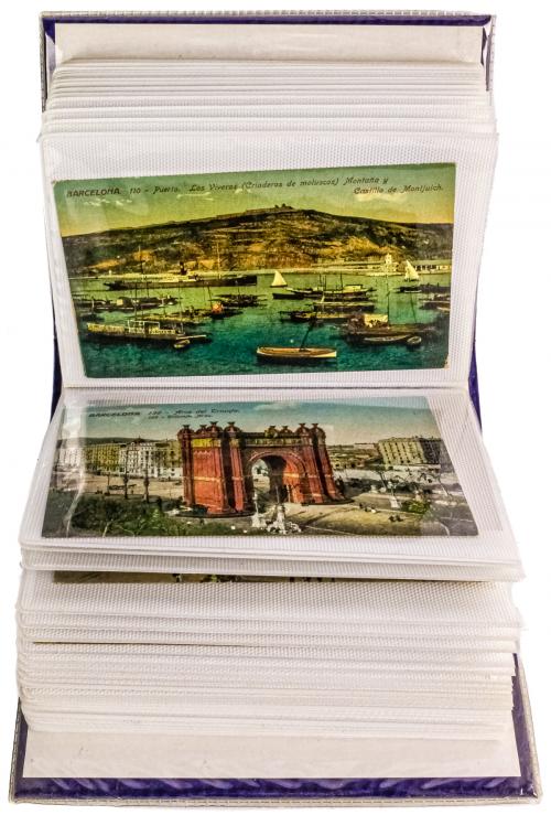 ALBUM CONTENIENDO 99 POSTALES DE BARCELONA