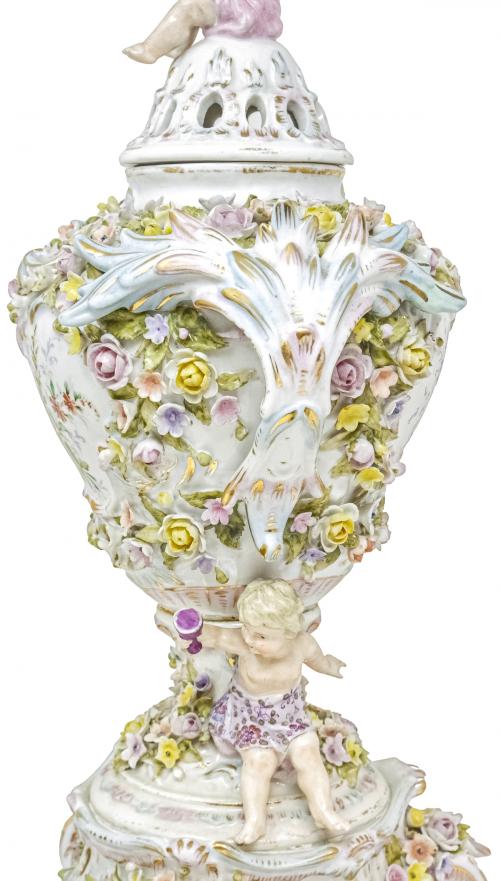 JARRÓN CON TAPA DE PORCELANA ALEMANA
