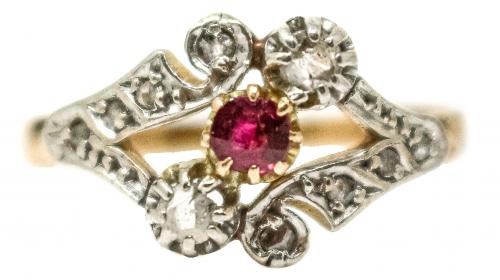 SORTIJA CON DIAMANTES Y RUBÍ DE PPS. DEL S.XX