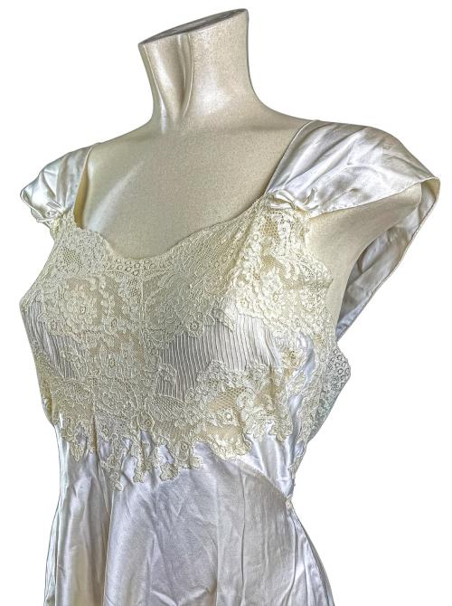 CAMISÓN DE NOVIA EN SEDA DE LOS AÑOS 40