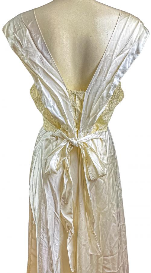CAMISÓN DE NOVIA EN SEDA DE LOS AÑOS 40