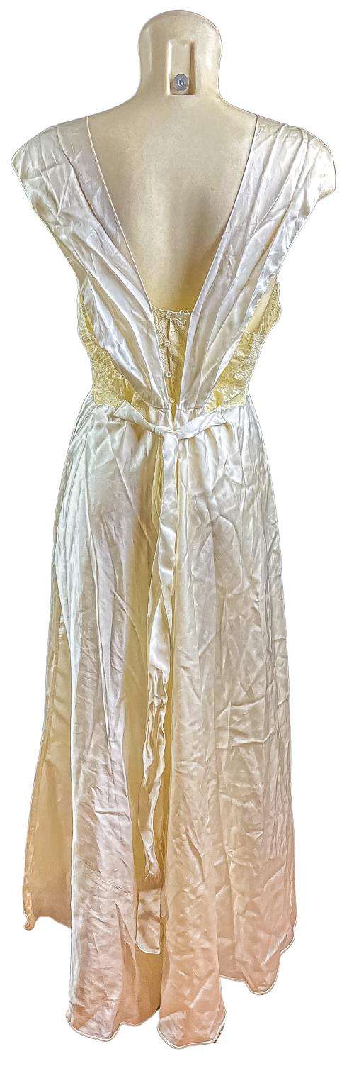 CAMISÓN DE NOVIA EN SEDA DE LOS AÑOS 40