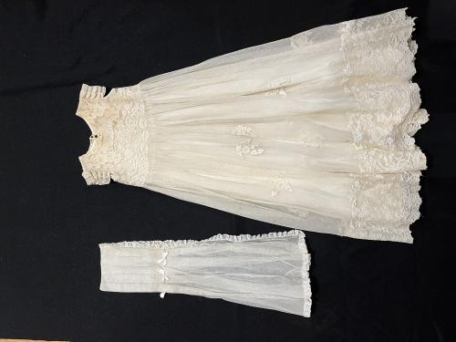 VESTIDO DE CRISTIANAR DE MEDIADOS DEL S.XX