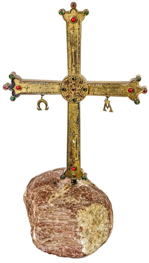 CRUZ DE BRONCE CON LAS LETRAS "ALFA Y OMEGA"