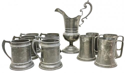 CONJUNTO DE JARRA DE ESTAÑO Y 10 JARRAS DE CERVEZA