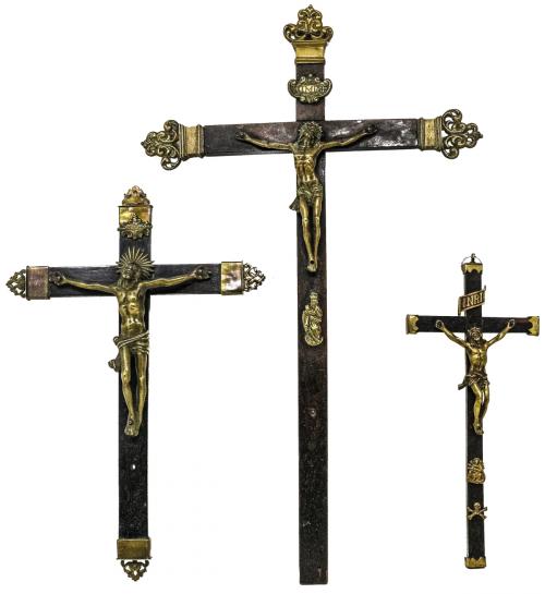 TRES CRUCIFIJOS DORADOS