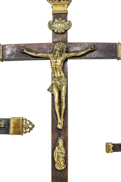 TRES CRUCIFIJOS DORADOS