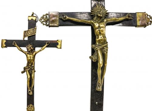 TRES CRUCIFIJOS DORADOS