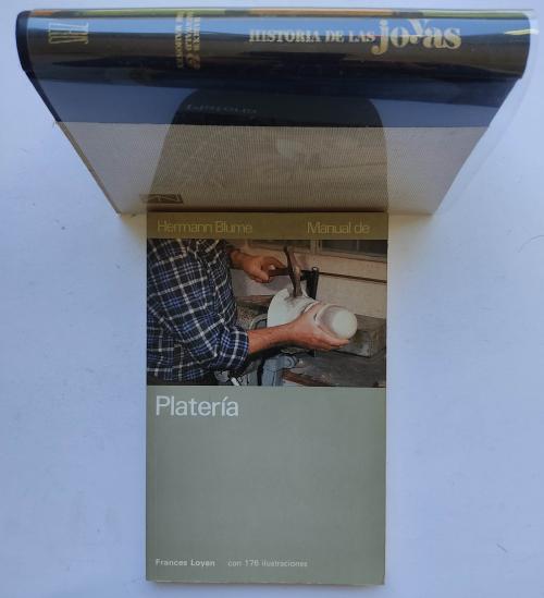DOS LIBROS SOBRE JOYERÍA.