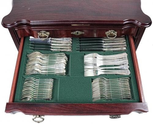 CUBERTERIA DE PLATA CON MUEBLE CUBERTERO