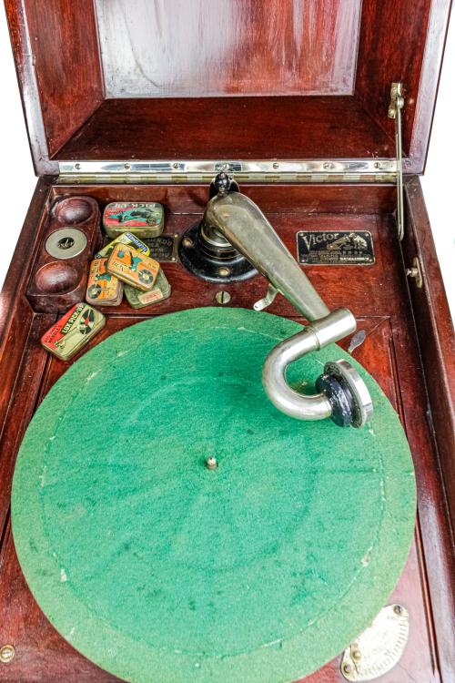GRAMÓFONO AMERICANO DE LA MARCA VICTROLA