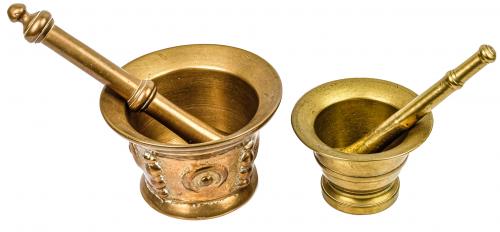 DOS MORTEROS DE BRONCE CON SUS MANOS