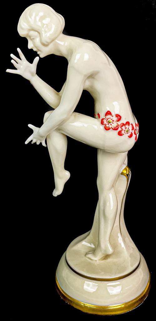 FIGURA EN PORCELANA "ART DECÒ"