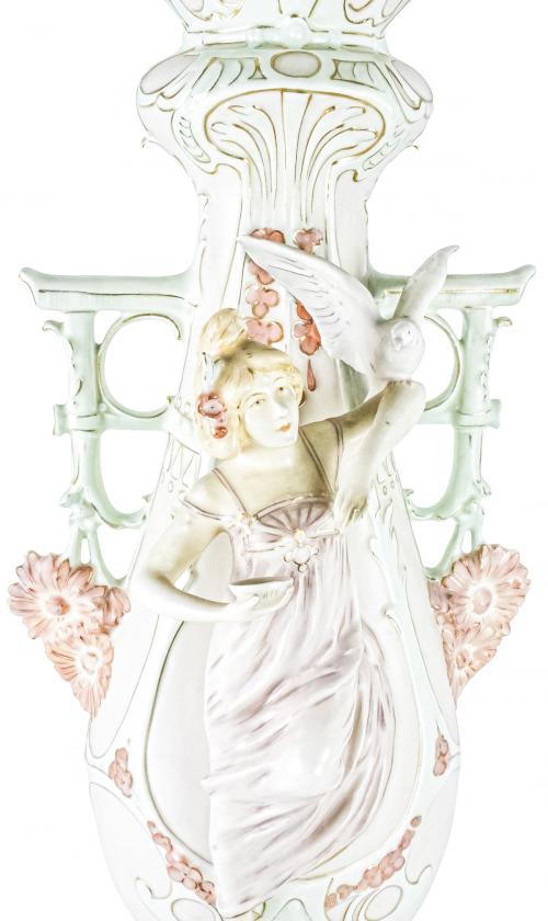 JARRÓN MODERNISTA DE PORCELANA  