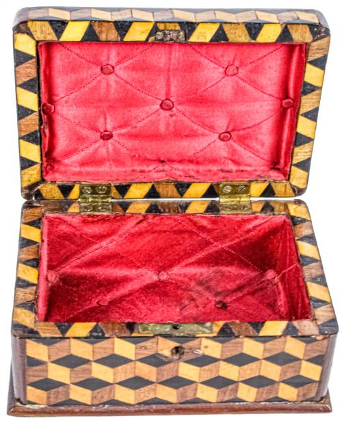 CAJA DECORADA CON MARQUETERÍA PARQUETEADA