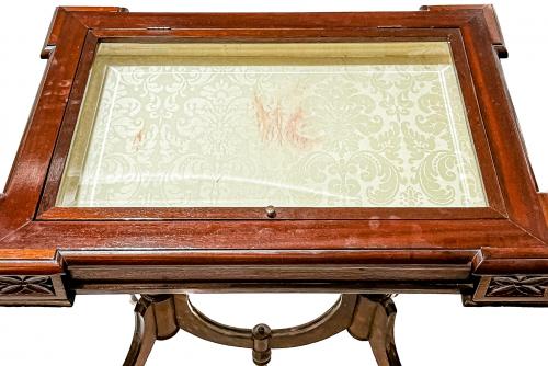 MESA VITRINA DE ESTILO ALFONSINO