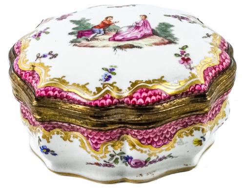 CAJA EN PORCELANA FRANCESA DEL PRIMER TERCIO DEL S.XX