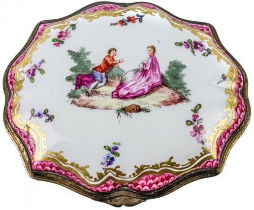 CAJA EN PORCELANA FRANCESA DEL PRIMER TERCIO DEL S.XX