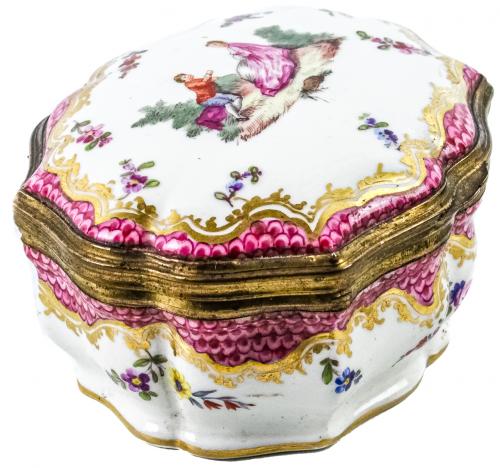 CAJA EN PORCELANA FRANCESA DEL PRIMER TERCIO DEL S.XX