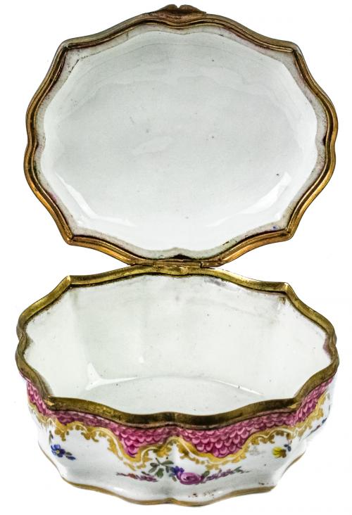CAJA EN PORCELANA FRANCESA DEL PRIMER TERCIO DEL S.XX