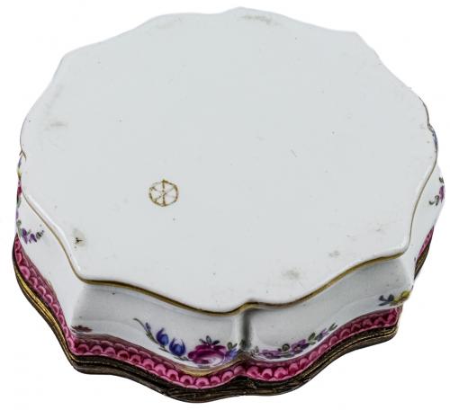 CAJA EN PORCELANA FRANCESA DEL PRIMER TERCIO DEL S.XX