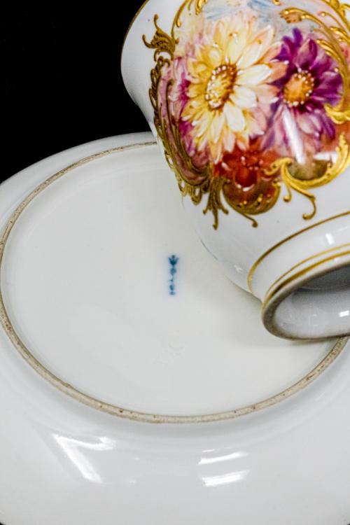 CINCO TAZAS CON PLATO DE PORCELANA DE LA 1ª MITAD DE S.XX