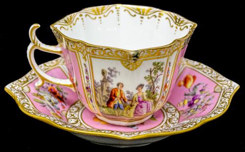 CINCO TAZAS CON PLATO DE PORCELANA DE LA 1ª MITAD DE S.XX