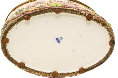 CAJA DE PORCELANA CAPODIMONTE DE MEDIADOS DE SIGLO XX