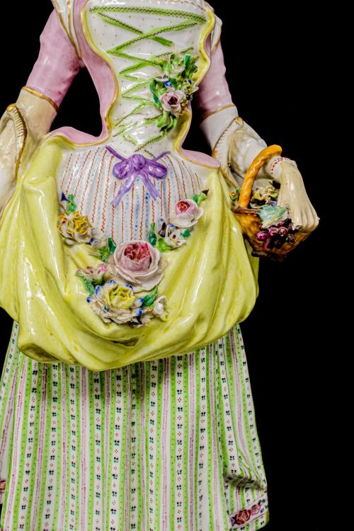 FIGURA DE PORCELANA CENTROEUROPEA