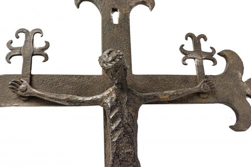 CRUZ DE HIERRO FORJADO DE ESTILO ROMÁNICO