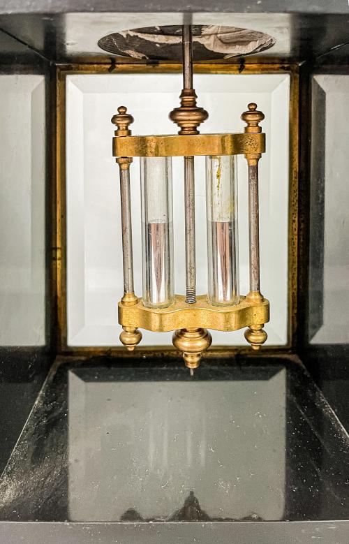 RELOJ CON GUARNICIÓN DE LA SEGUNDA MITAD DE S. XIX