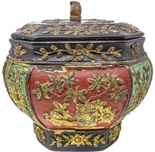 CAJA ORIENTAL DE MEDIADOS DE SIGLO XX