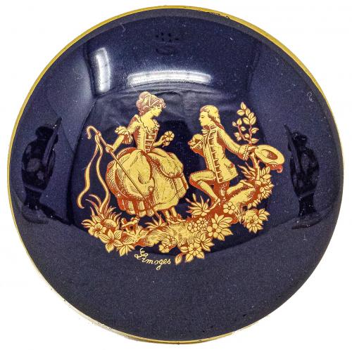 PAREJA DE JARRONES LIMOGES, CAJA Y PEQUEÑO CENTRO