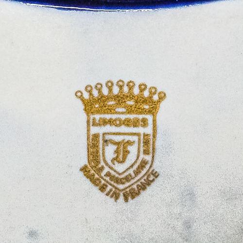 PAREJA DE JARRONES LIMOGES, CAJA Y PEQUEÑO CENTRO