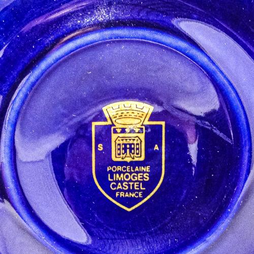 PAREJA DE JARRONES LIMOGES, CAJA Y PEQUEÑO CENTRO
