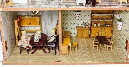 CASA DE MUÑECAS AMUEBLADA DE LOS AÑOS 70/80